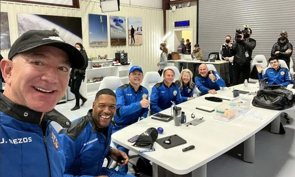 Jeff Bezos posta foto sorrindo em meio à tragédia