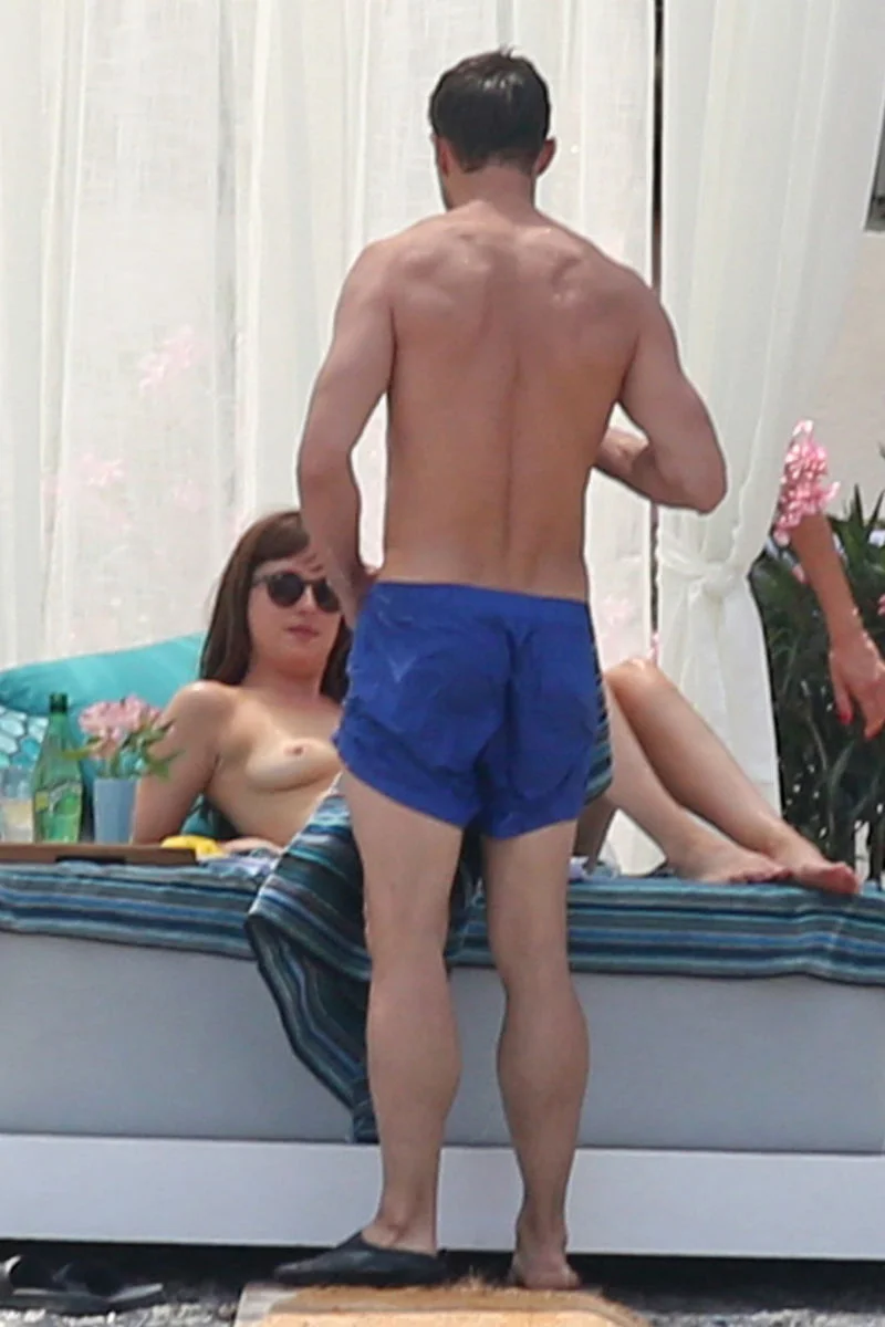 Dakota Johnson faz topless durante filmagem de novo “50 Tons de Cinza” - imagem 3 Dakota Johnson faz topless durante filmagem de novo “50 Tons de Cinza” - imagem 3
