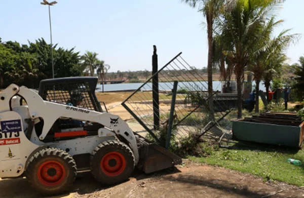 Agefis faz derrubada de invasão na casa do ex-senador Valmir Amaral