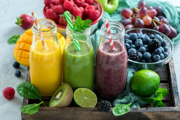 Imagem colorida de três shakes diferentes de frutas