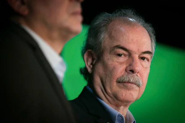 Aloísio Mercadante, presidente do BNDES, durante evento. Ele é um homem branco, calvo e grisalho, com um bigode grisalho, vestindo terno preto e olhando na direção da câmera - Metrópoles