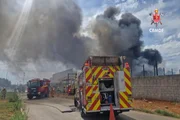 Equipes combatem três focos de incêndio simultâneos, protegendo estruturas vizinhas e veículos