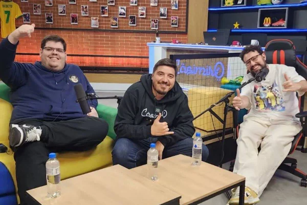 Casimiro Miguel, Luis Felipe Freitas sentados em sofá e Gui Beltrão sentado em poltrona - metrópoles