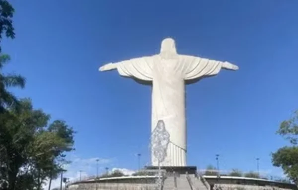 Monumento Cristo Protetor com fonte de água - Metrópoles