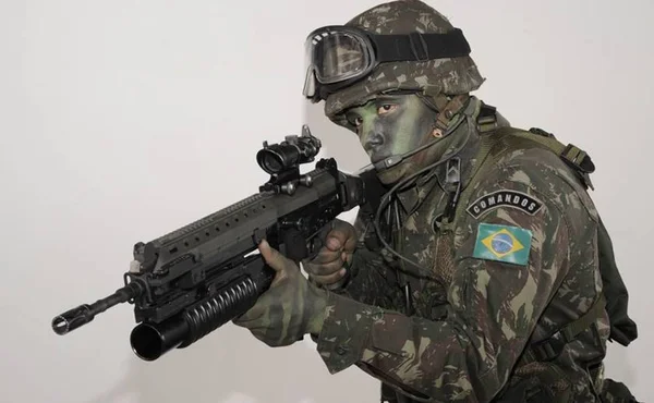Homem fardado se passa por oficial do Exército e tumultua shopping