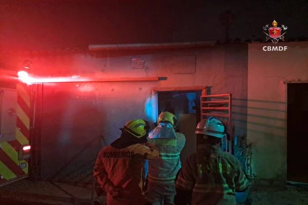 Incêndio assusta moradores na Estrutural