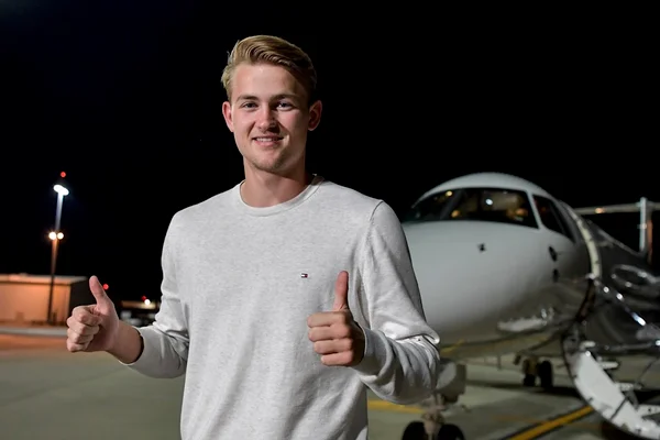 Cobiçado por Barcelona e PSG, zagueiro De Ligt acerta com a Juventus