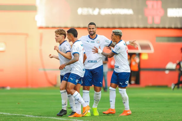 Bahia despacha Vitória com gol de carrinho e segue líder do Baiano