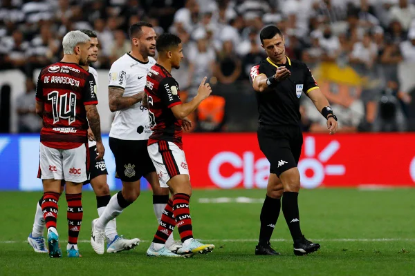 Barriga? CBF divulga áudio do VAR de polêmica em Corinthians x Fla