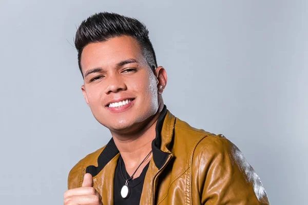 Considerado o “rei do piseiro”, Vitor Fernandes lança álbum nesta quinta