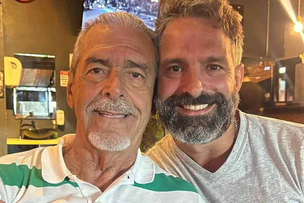 Iran Malfitano posa, sorridente ao lado do pai, Iran Malfi - Metrópoles