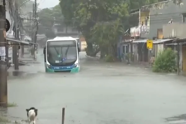 Imagem de ônibus ilhado em alagamento no Rio