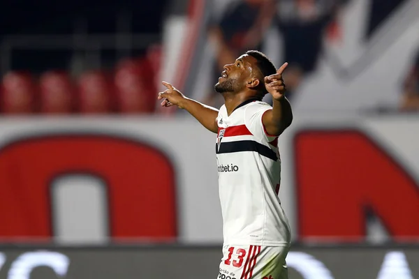 Jogador do São Paulo abre BO após ser vítima de racismo em rede social