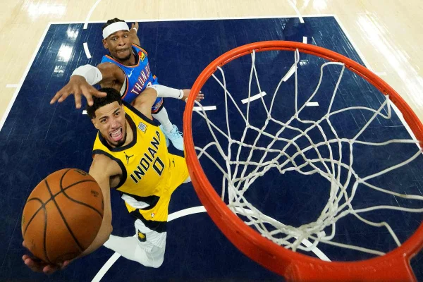 Imagem colorida da partida entre Thunder e Pacers - Metrópoles