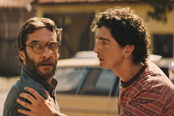 Imagem mostra Johnny Massaro na minissérie Emergência Radiotiva, da Netflix