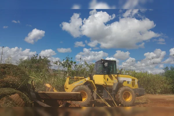 Imagem de um trator realizando a derrubada de uma região de terra próximo à UPA do Núcleo Bandeirante, no Distrito Federal