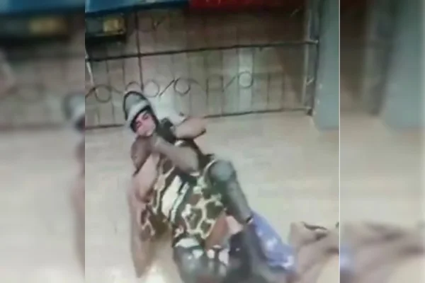 Policial dá "mata-leão" em homem negro