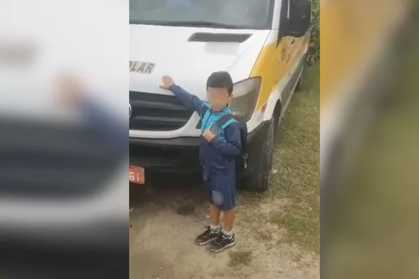 Menino dormia na van escolar quando foi esquecido e, ao acordar sozinho, conseguiu sair e pedir ajuda. Motorista e monitora são investigadas- Metrópoles