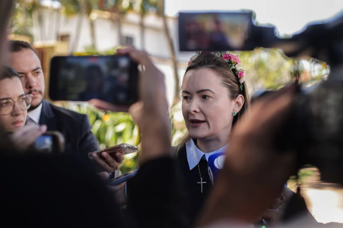 Júlia Zanatta, chega para a reunião com Flávio Bolsonaro Júlia Zanatta, chega para a reunião com Flávio Bolsonaro
