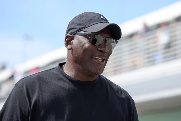 Foto colorida do ex-jogador de basquete Michael Jordan - Metrópoles