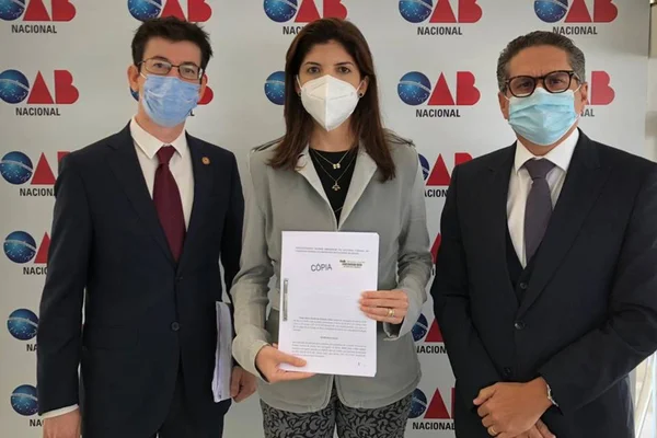 Thais Riedel faz representação contra Délio no Conselho de Ética da OAB