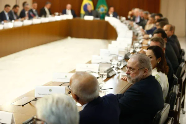 Aras promete “responsabilização dos culpados” por atos terroristas