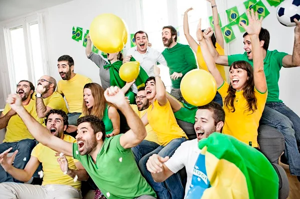 Torcedores brancos vestidas com camisas e acessórios da cor do Brasil comemoram jogos da seleção na Copa do Mundo - Metrópoles
