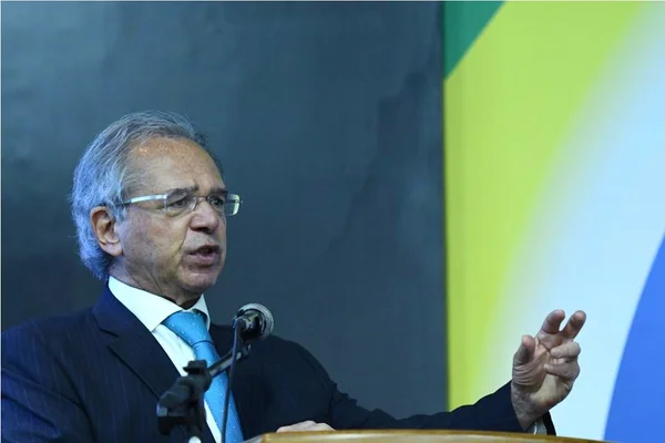 Guedes: redução de gasto com saúde possibilita aumento para servidores