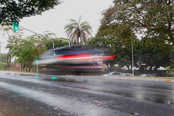 Chuva chega ao Distrito Federal depois de 81 dias de estiagem