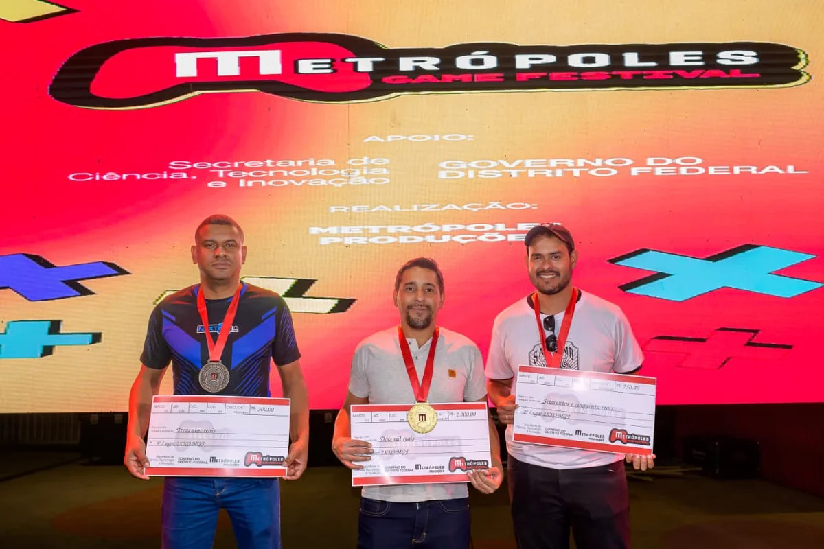 Vencedores da competição de 2XKO no Metrópoles Game Festival: Roberto Mandela, 3º lugar; Diogo Lucas, conhecido no game como Ateotalo, campeão; e John Mikael, conhecido como Demolidor, 2º lugar Vencedores da competição de 2XKO no Metrópoles Game Festival: Roberto Mandela, 3º lugar; Diogo Lucas, conhecido no game como Ateotalo, campeão; e John Mikael, conhecido como Demolidor, 2º lugar