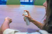 Dentre os benefícios em comparação aos métodos convencionais, o curativo não afeta a mobilidade, é impermeável, não precisa ser trocado e seca na pele em até 45 segundos Dentre os benefícios em comparação aos métodos convencionais, o curativo não afeta a mobilidade, é impermeável, não precisa ser trocado e seca na pele em até 45 segundos
