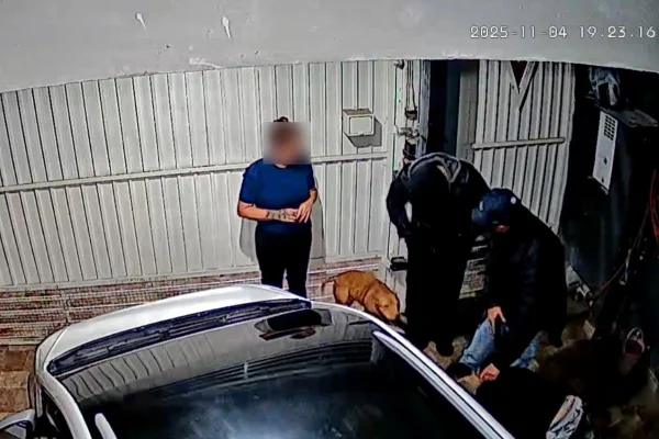 Policial civil e outros dois homens foram presos em flagrante por um roubo a uma casa no bairro Itapeva. Corregedoria investiga caso - Metrópoles