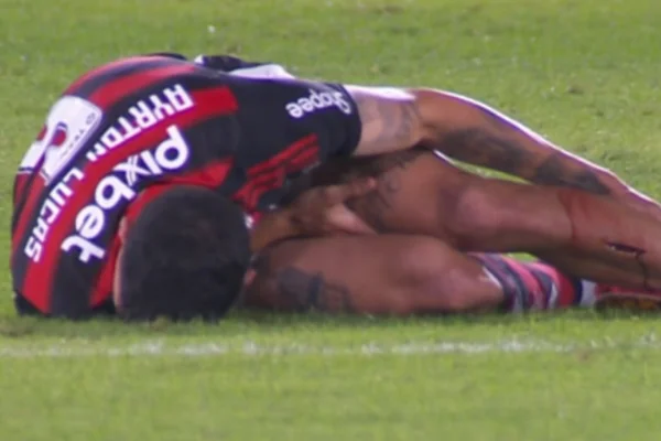 Imagem colorida de Ayrton Lucas, do Flaemngo, caído em campo