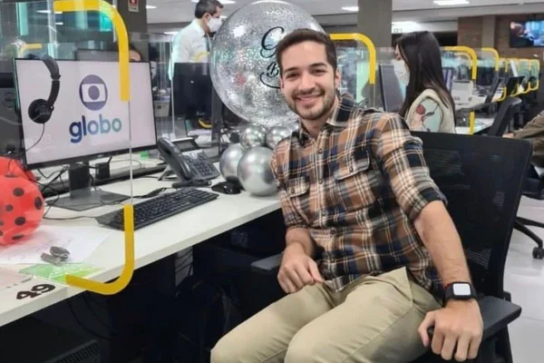 foto-colorida de jovem sentado em cadeira de trabalho