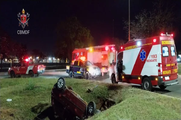 Carro cai em vala