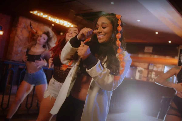 Print de MC Danny em novo clipe