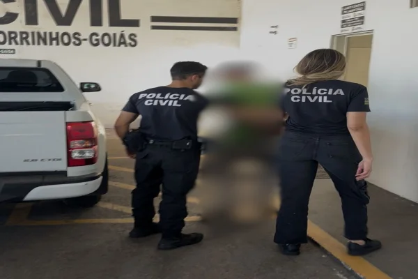 Imagem coorida, pai de 45 anos sendo preso- Metrópoles
