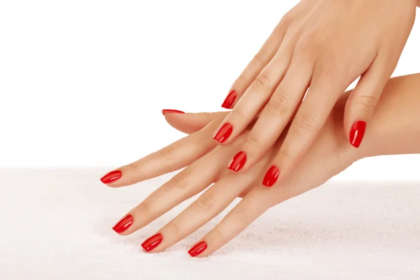 Unhas descascadas? Conheça técnicas que prometem manter a manicure em dia durante o verão