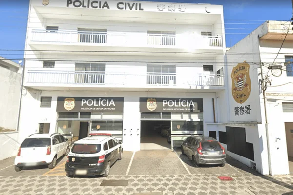 Imagem colorida da fachada da Delegacia Seccional de Polícia Civil onde o caso do motorista esfaqueado foi registrado - Metrópoles