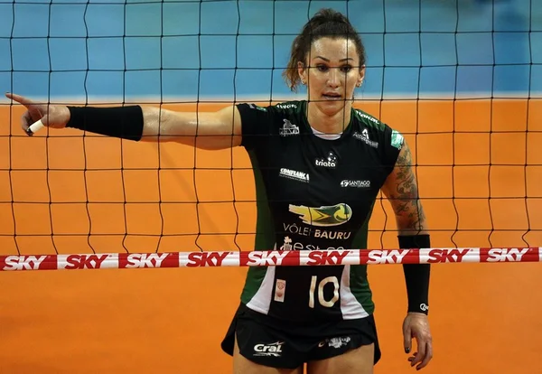 Adidas é ameaçada de boicote após campanha com Tifanny Abreu, do vôlei