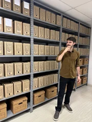 João Augusto Liberato, filho de Gugu, posa ao lado de arquivos