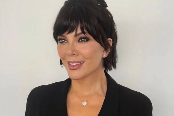 Foto colorida de Kris Jenner - Metrópoles