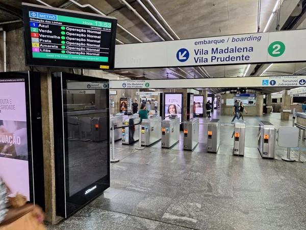 Imagem mostra estação do metrô durante greve - Metrópoles