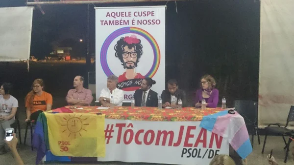 Jean Wyllys participa de ato na UnB em apoio à cuspida em Bolsonaro