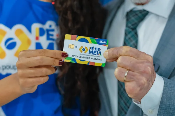 Lula e jovem beneficiária do Pé-de-Meia