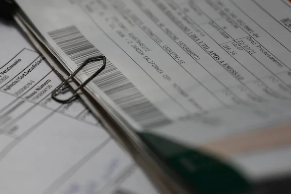 documentos em cima de uma mesa - Metrópoles