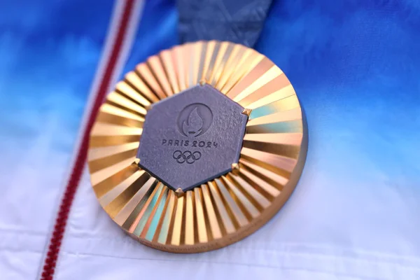 Imagem colorida da medalha de Ouro de Paris 2024 - Metrópoles
