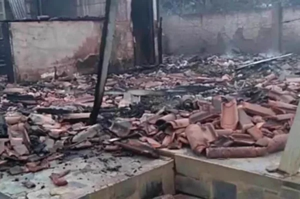 Casa de família que vendia carne de cachorro na feira pega fogo