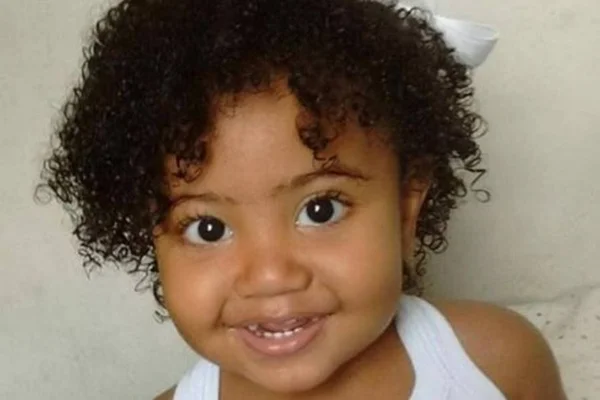 Menina de 2 anos cai do quarto andar de prédio. Polícia investiga