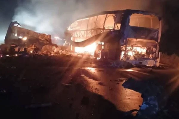 Vídeo: dezenas de passageiros morrem em acidente com ônibus no México